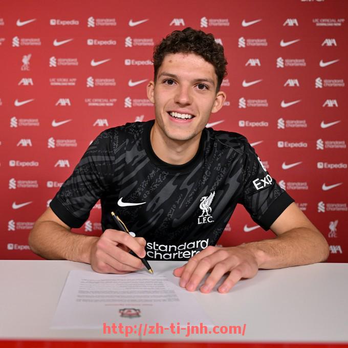 金年会体育-2015年英超赛季完整球员名单汇总与球员动态